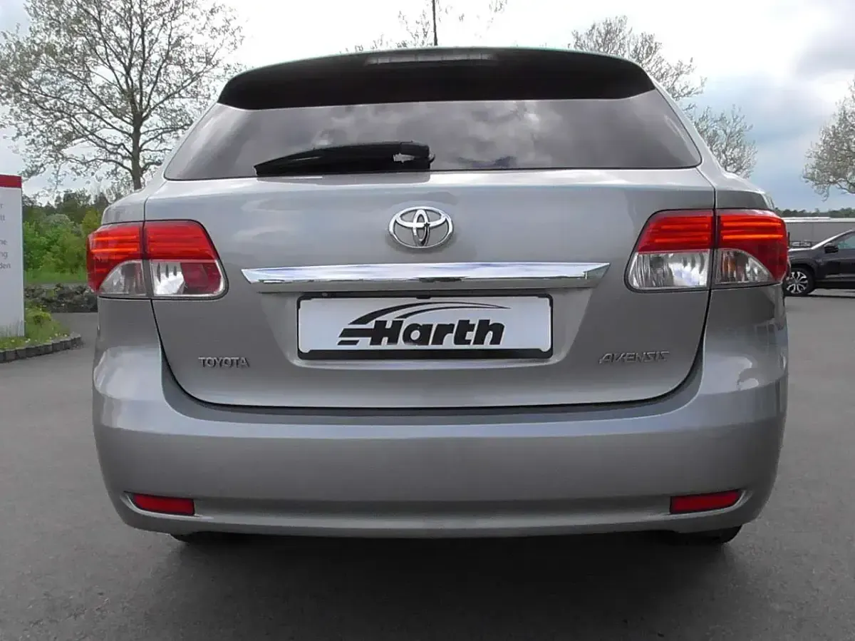 Gebraucht Toyota Avensis 150 PS (110 kW) 2013 New medium silver Kombi