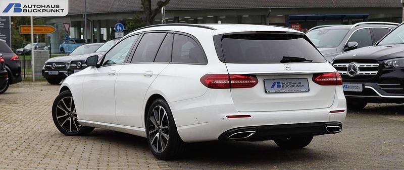 Gebraucht Mercedes E220 Night 200 PS (147 kW) 2022 Weiß Limousine