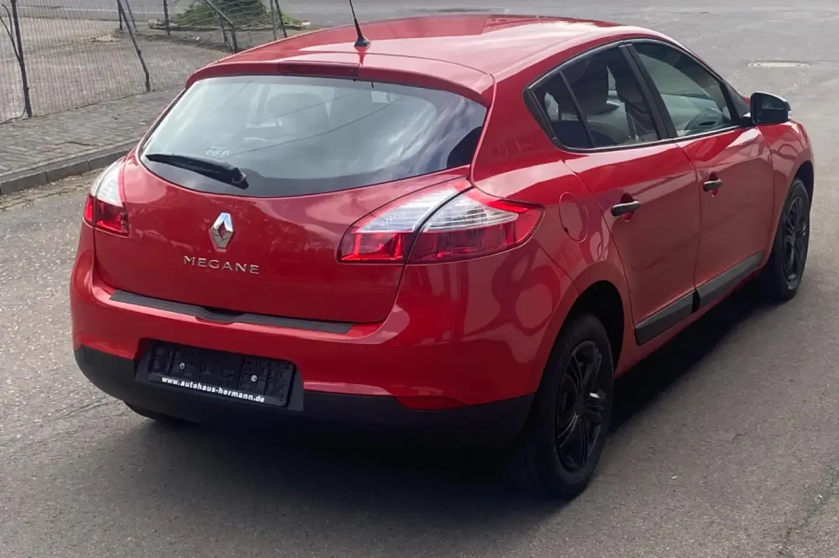 Gebraucht Renault Mégane Authentique 101 PS (74 kW) 2013 Rot Limousine
