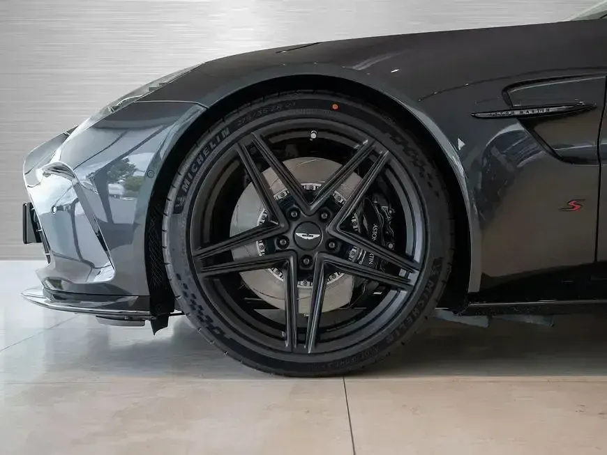 Neu Aston Martin V8 Vantage 680 PS (500 kW) 2026 Schwarz