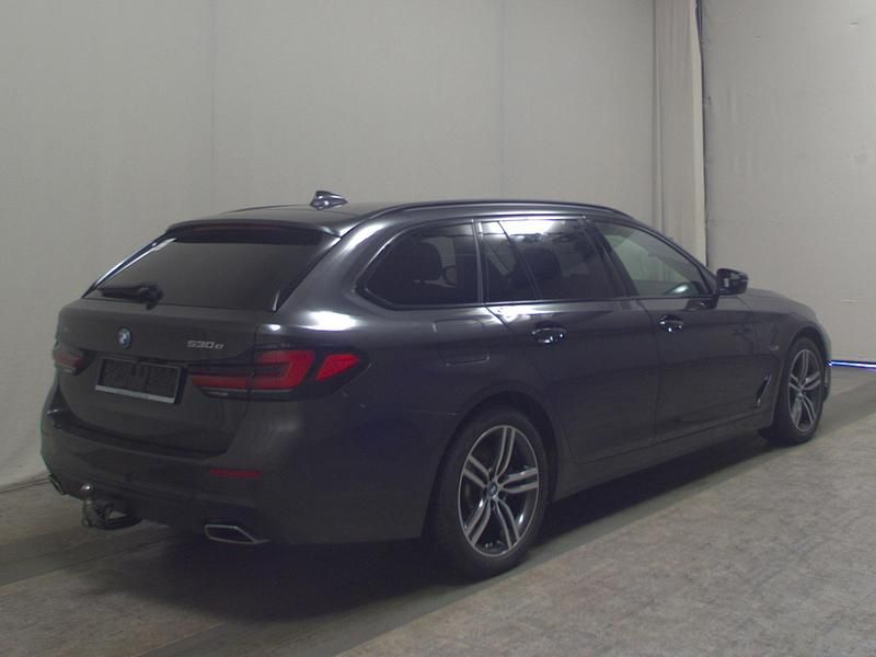 Gebraucht BMW 530e 292 PS (214 kW) 2023 Grau Kombi