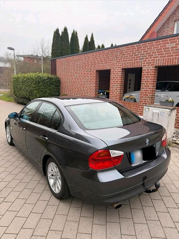 Gebraucht BMW 318 129 PS (94 kW) 2007 Grau Limousine