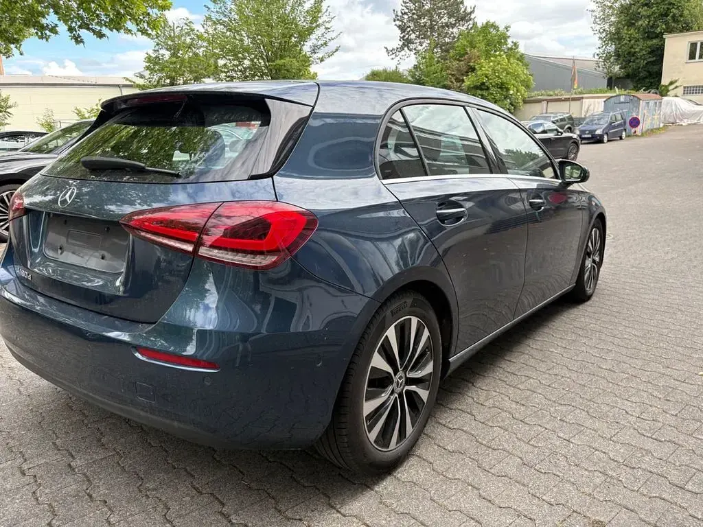 Gebraucht Mercedes A180 116 PS (85 kW) 2022 Limousine