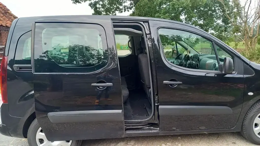 Gebraucht Peugeot Partner Tepee Active 110 PS (80 kW) 2018 Schwarz Van / Kleinbus