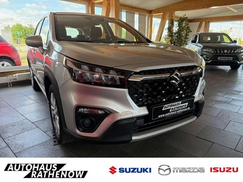 Silky silver metallic Neu 2025 Suzuki SX4 SUV | 23.040 € (Fairer Preis) - Bild 1/4