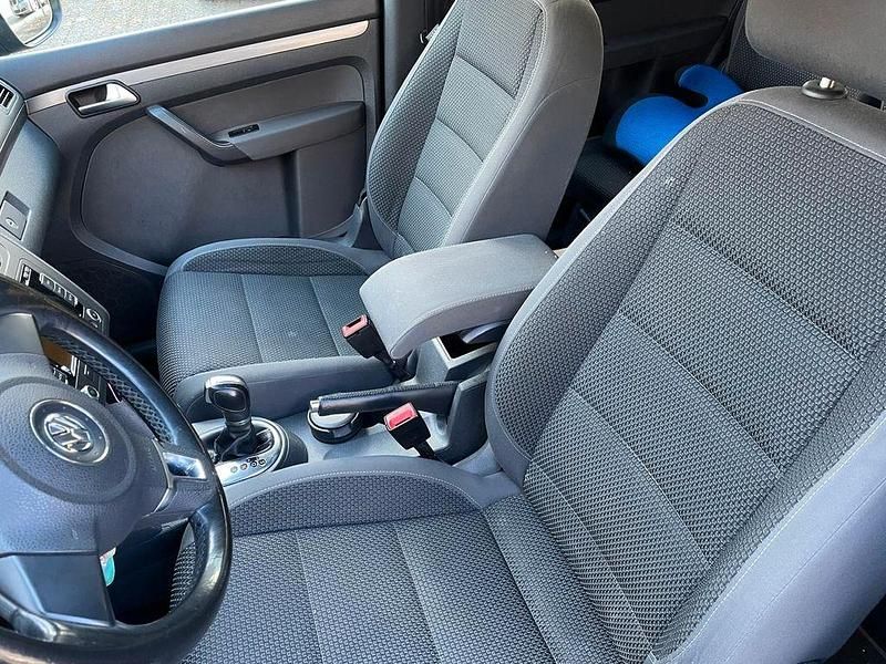 Gebraucht VW Touran Trendline 105 PS (77 kW) 2011 Schwarz Van / Kleinbus