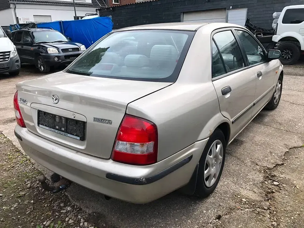 Gebraucht Mazda 323 88 PS (64 kW) 2000 Gold Limousine