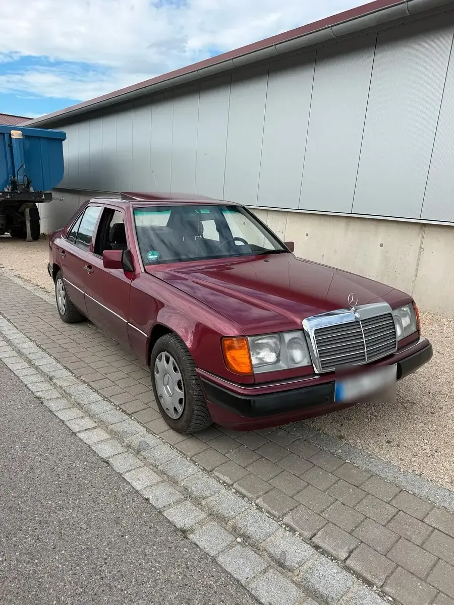 Gebraucht Mercedes E220 150 PS (110 kW) 1992 Rot Limousine