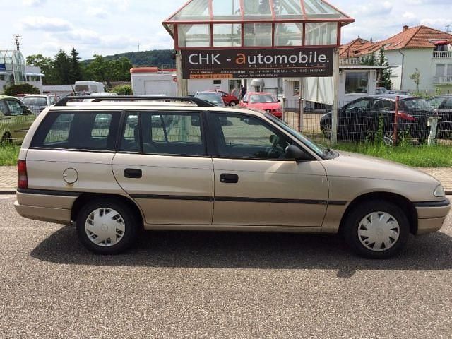 Gebraucht Opel Astra 75 PS (55 kW) 1996 Gold metallic Kombi