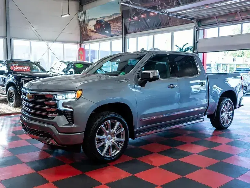 Neu Chevrolet Silverado 309 PS (227 kW) 2025 Silber SUV