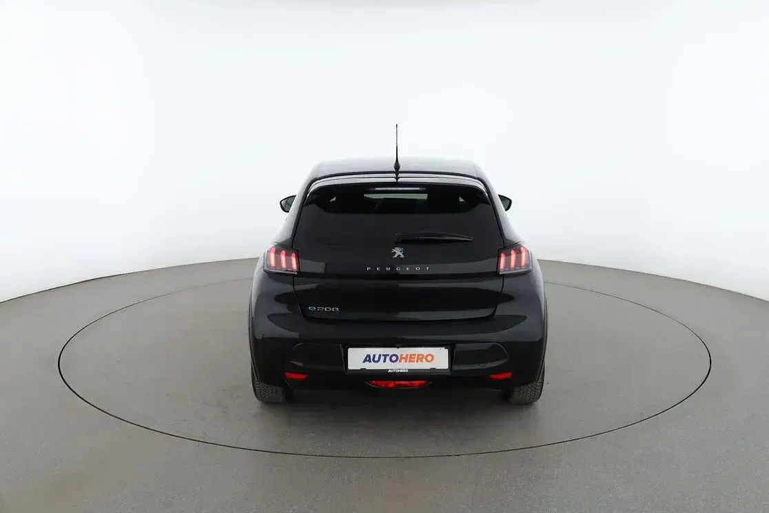 Gebraucht Peugeot e-208 Allure 100 kW (136 PS) 2021 Schwarz Kleinwagen