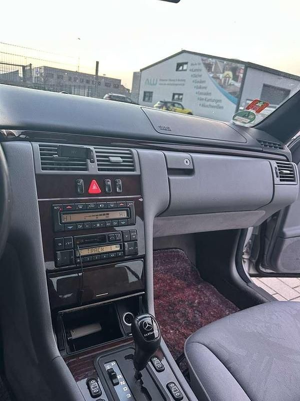 Gebraucht Mercedes E320 220 PS (161 kW) 1995 Silber Limousine