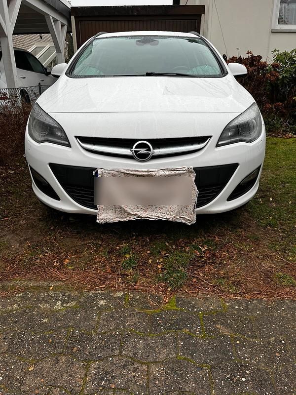 Weiß Gebraucht 2014 Opel Astra Kombi | 6.300 € (Fairer Preis) - Bild 1/4
