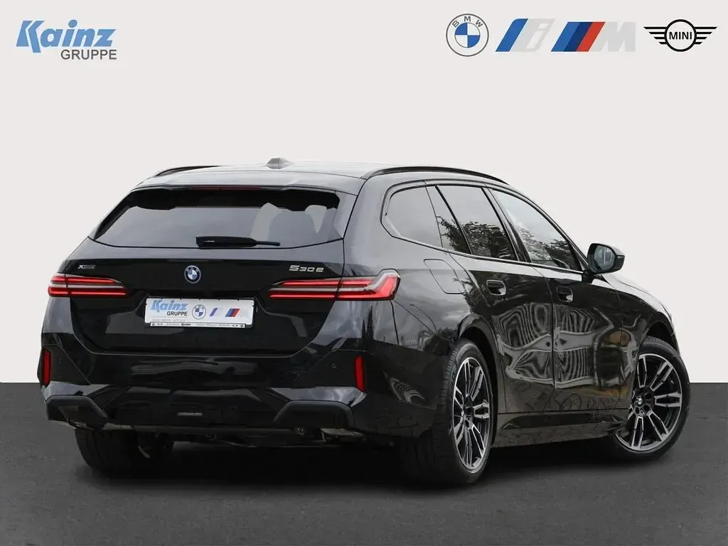 Neu BMW 530e Performance 299 PS (219 kW) 2026 Schwarz Limousine