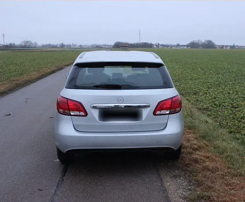 Gebraucht Mercedes B180 122 PS (89 kW) 2015 Silber Van / Kleinbus