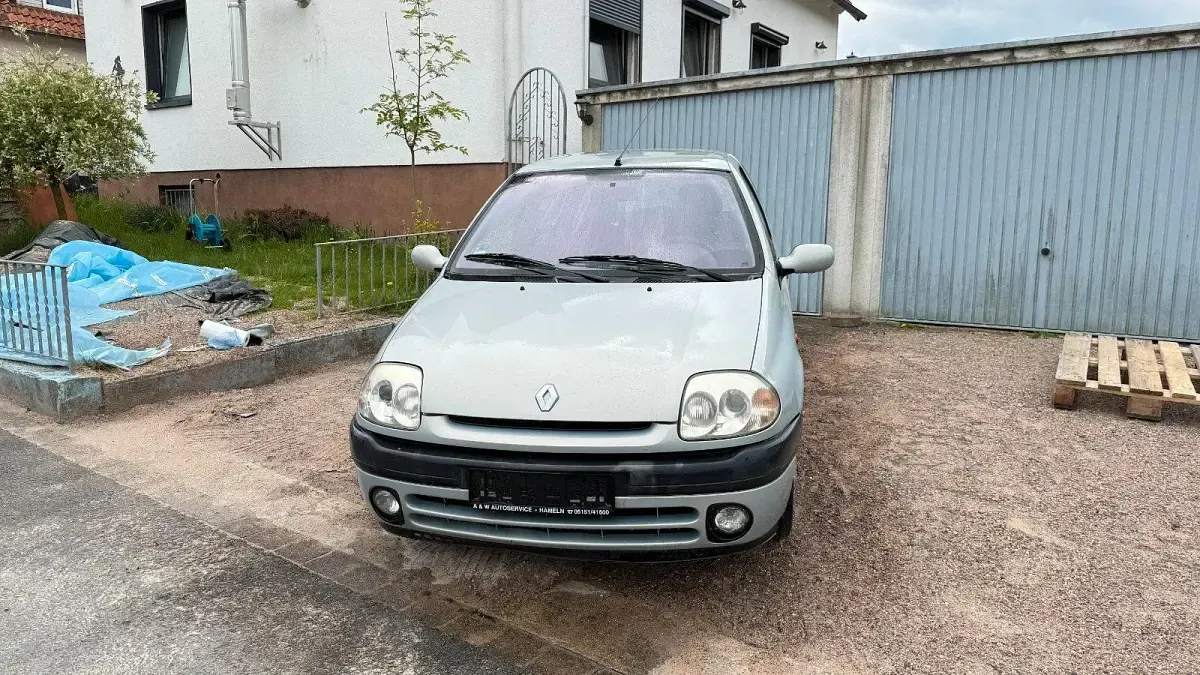 Gebraucht Renault Clio II 58 PS (42 kW) 2001 Silber Kleinwagen