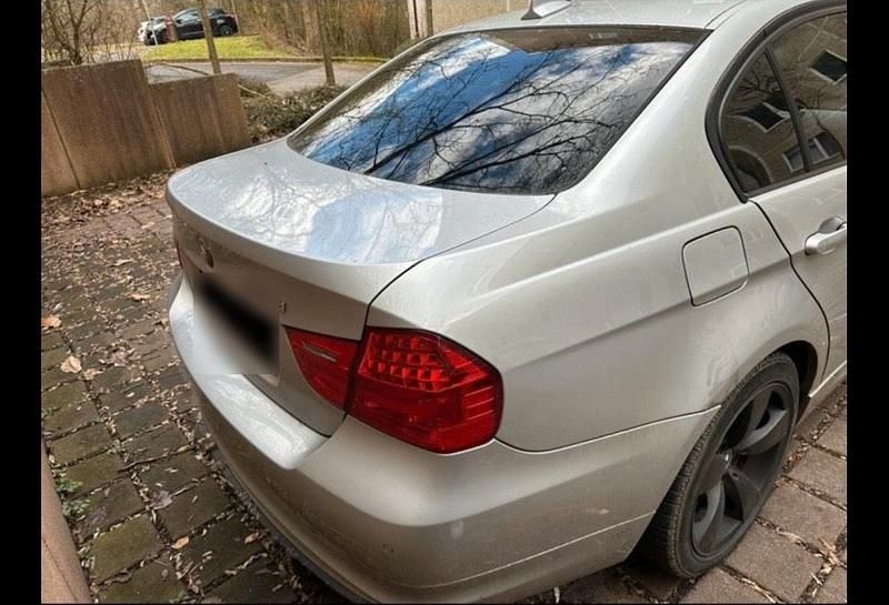 Gebraucht BMW 320 177 PS (130 kW) 2009 Grau Limousine