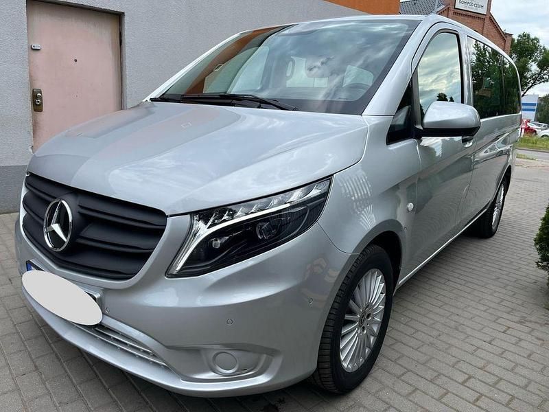 Silber Gebraucht 2023 Mercedes Vito Van / Kleinbus | 47.600 € (Teuer) - Bild 1/4