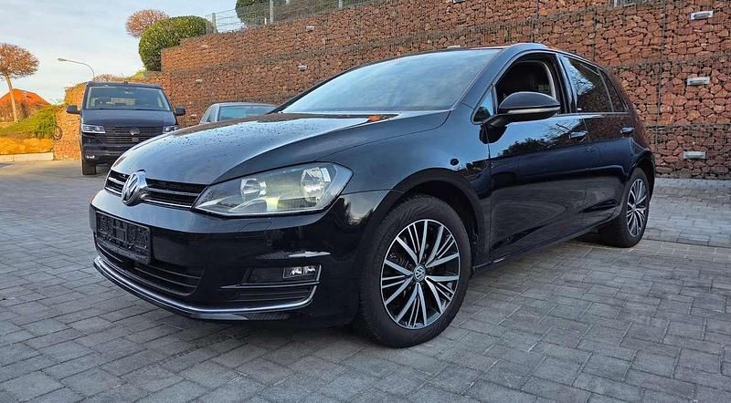 Gebraucht VW Golf VII Allstar 125 PS (91 kW) 2016 Deep black perleffekt Kleinwagen