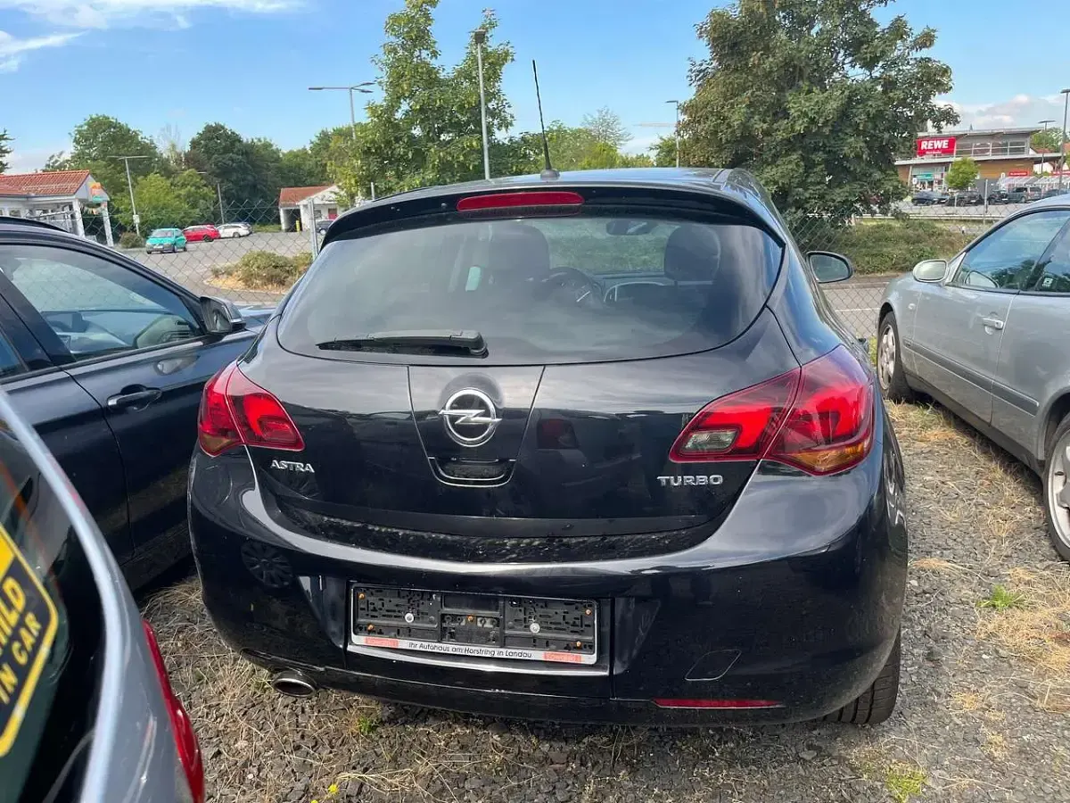 Gebraucht Opel Astra 140 PS (102 kW) 2011 Schwarz Limousine