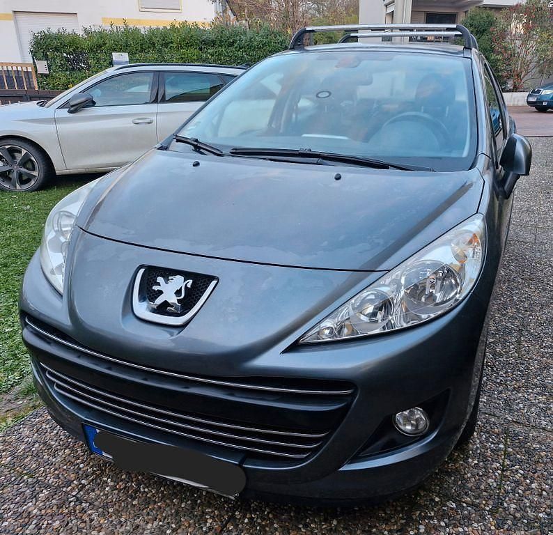 Grau Gebraucht 2011 Peugeot 207 Premium Limousine | 4.750 € (Fairer Preis) - Bild 1/4