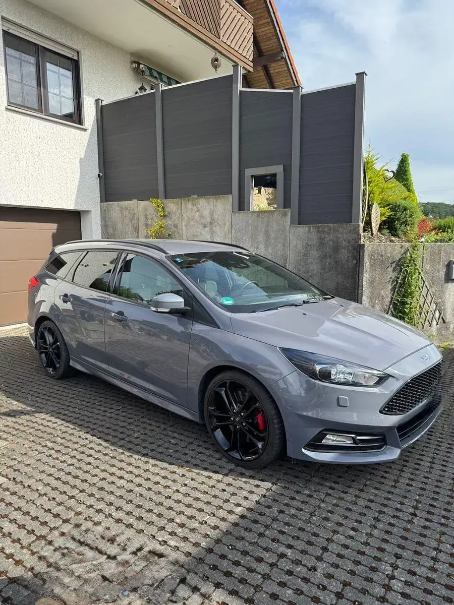 Gebraucht Ford Focus Sport 250 PS (183 kW) 2018 Grau Kombi