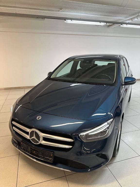 Blau Gebraucht 2020 Mercedes B180 Business Van / Kleinbus | 22.499 € (Guter Preis) - Bild 1/4