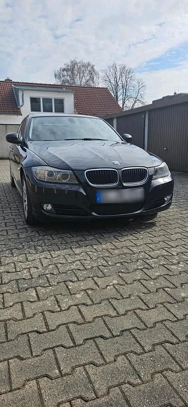 Gebraucht BMW 320 184 PS (135 kW) 2010 Schwarz Limousine