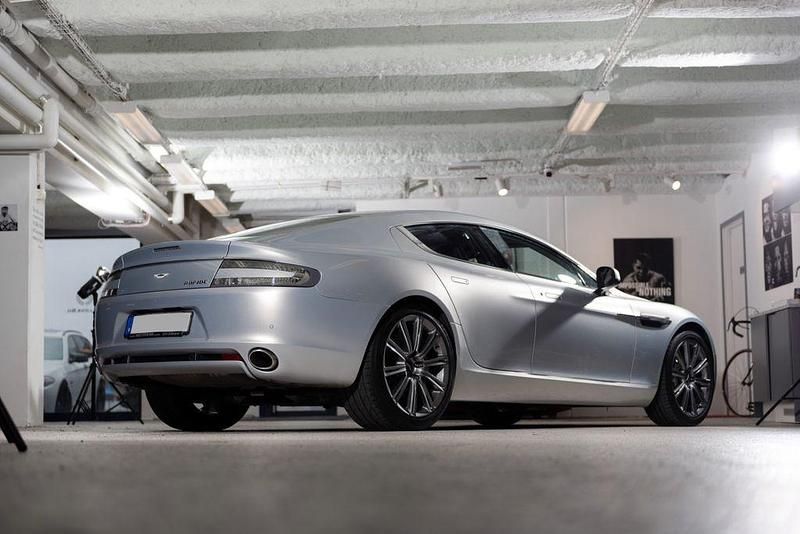 Second-hand Aston Martin Rapide 476 CP (350 kW) 2011 Argintiu Berlinǎ