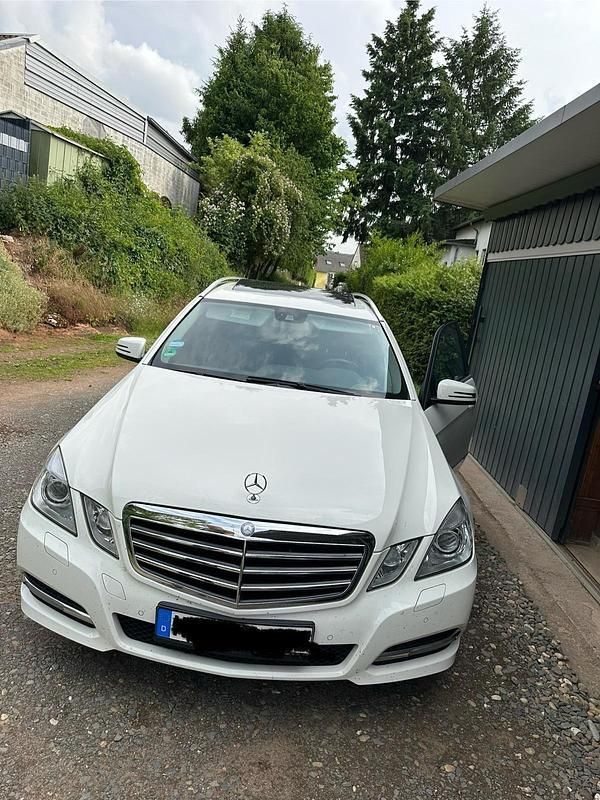 Weiß Gebraucht 2012 Mercedes E350 Avantgarde Kombi | 12.800 € (Fairer Preis) - Bild 1/4