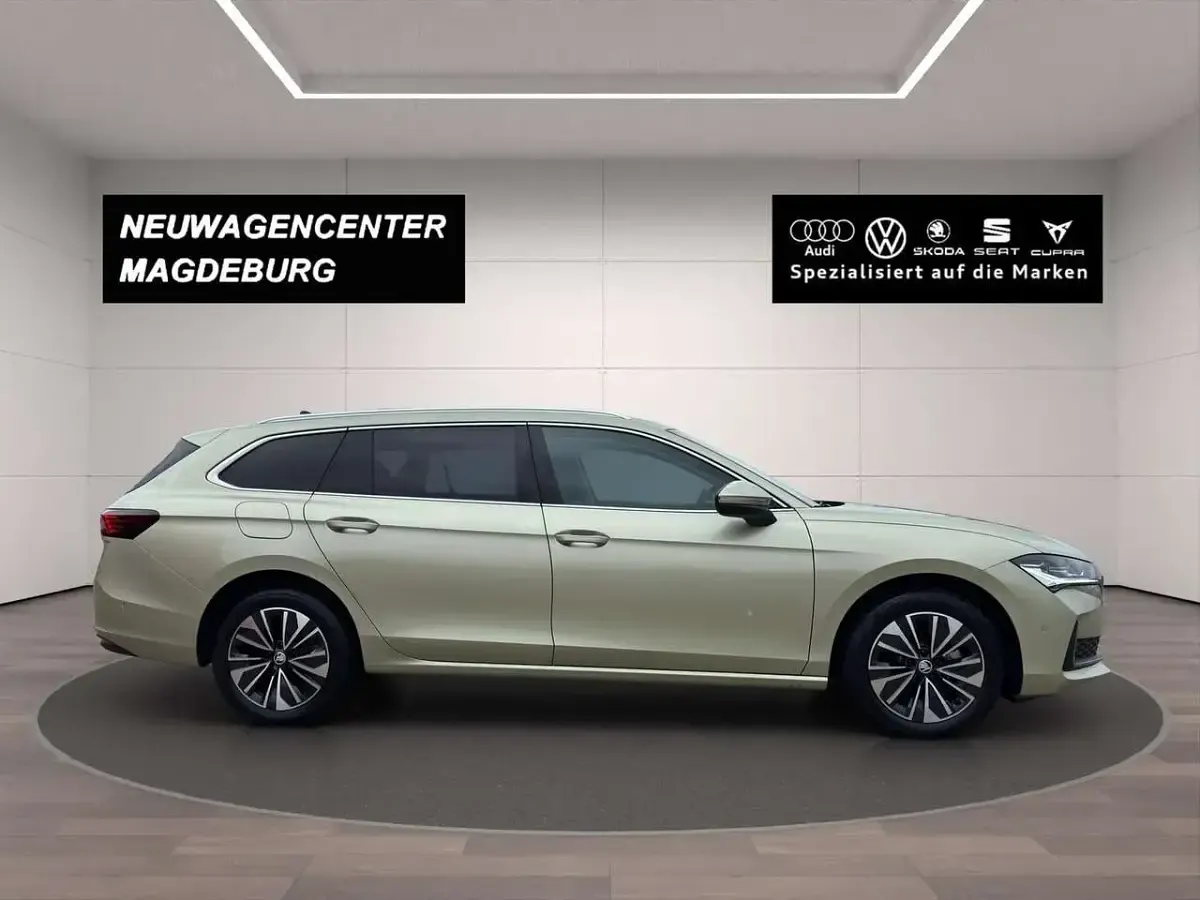 Gebraucht Skoda Superb Selection 150 PS (110 kW) 2024 Ice tea gelb metallic Kombi