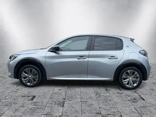 Gebraucht Peugeot e-208 Active 100 kW (136 PS) 2022 Artense silber metallic Kleinwagen