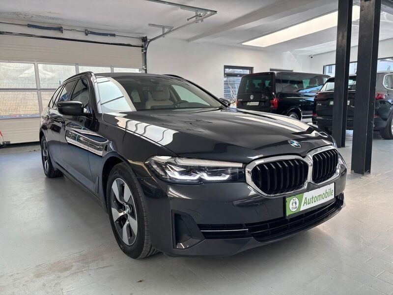 Grau Gebraucht 2020 BMW 520 Sport Line Kombi | 28.699 € (Guter Preis) - Bild 1/4