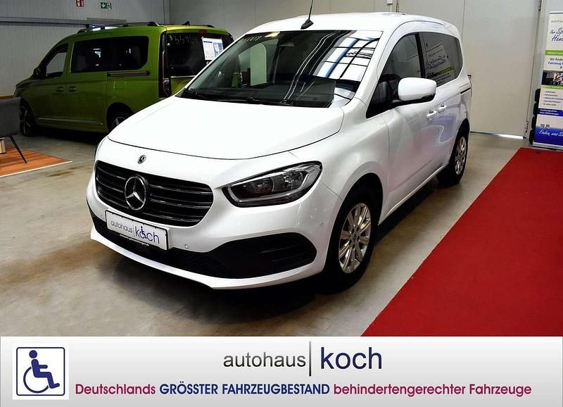 Arktikweiss Gebraucht 2023 Mercedes 180 Limousine | 47.980 € - Bild 1/4