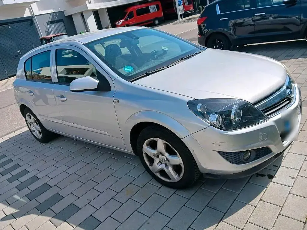 Gebraucht Opel Astra 140 PS (102 kW) 2008 Silber Limousine