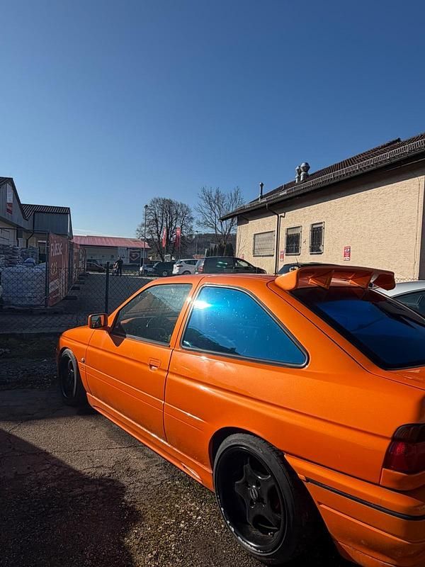 Używany Ford Escort RS 150 KM (110 kW) 1992 Pomarańczowy Coupe