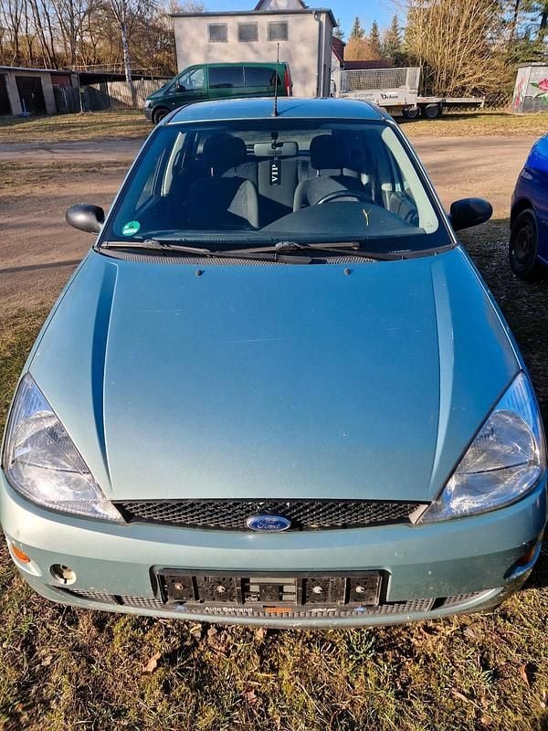 Second-hand Ford Focus 100 CP (73 kW) 1999 Albastru Hatchback
