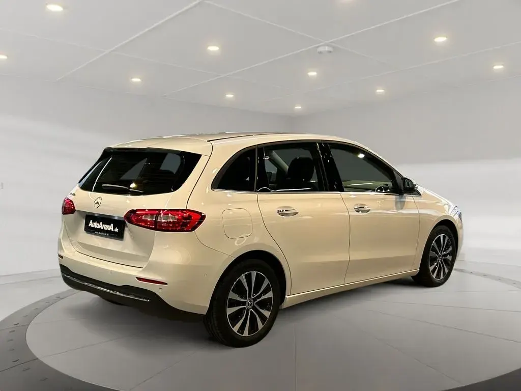 Używany Mercedes E250 Style 160 KM (117 kW) 2022 Biały Sedan/Limuzyna