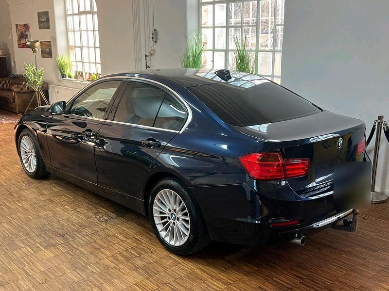 Gebraucht BMW 320 Luxury Line 163 PS (119 kW) 2012 Blau Limousine