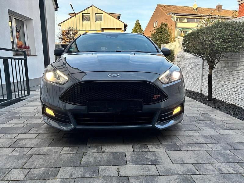 Grau Gebraucht 2015 Ford Focus ST Kombi | 12.990 € (Fairer Preis) - Bild 1/4