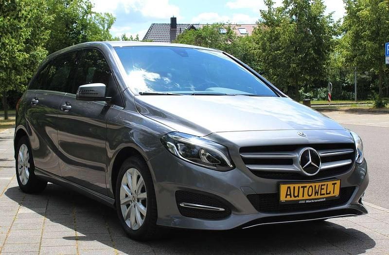 Mountaingrau met. Gebraucht 2017 Mercedes B200 Van / Kleinbus | 18.700 € (Fairer Preis) - Bild 1/4