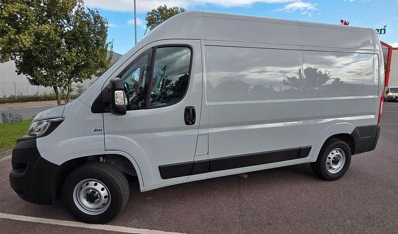 Grau Gebraucht 2023 Fiat Ducato Van | 27.900 € (Fairer Preis) - Bild 1/4