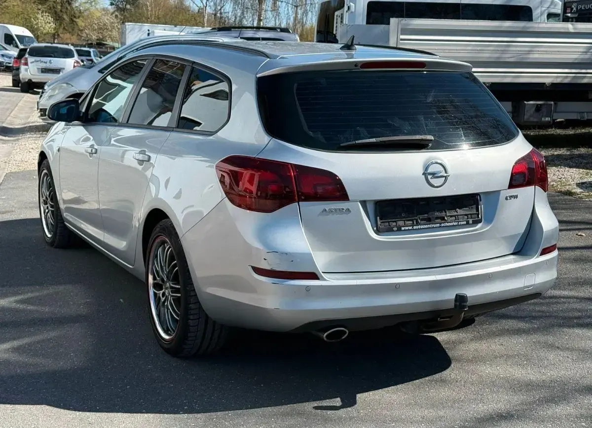 Gebraucht Opel Astra Innovation 160 PS (117 kW) 2011 Silber Kombi