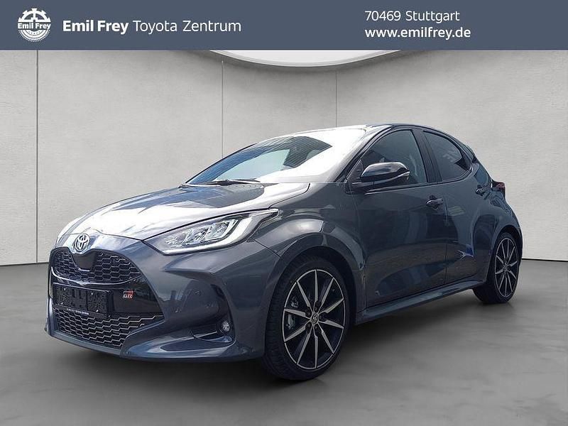 Grau Neu 2025 Toyota Yaris Hybrid Sport Limousine | 30.990 € (Fairer Preis) - Bild 1/4
