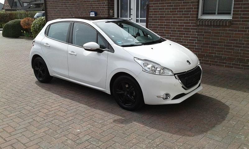 Gebraucht Peugeot 208 Active 68 PS (50 kW) 2012 Weiß Kleinwagen
