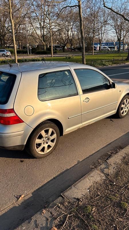 Second-hand VW Golf IV Pacific 75 CP (55 kW) 2003 Argintiu