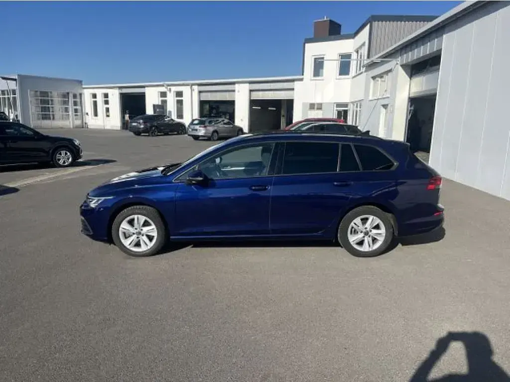 Gebraucht VW Golf VIII Life 150 PS (110 kW) 2022 Blau Kombi