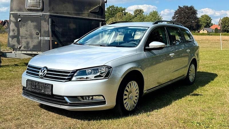 Grün Gebraucht 2012 VW Passat Kombi | 3.950 € (Superpreis) - Bild 1/4