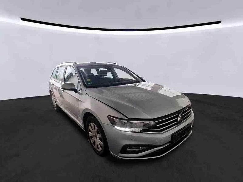 Gebraucht VW Passat 150 PS (110 kW) 2023 Scale silver Kombi