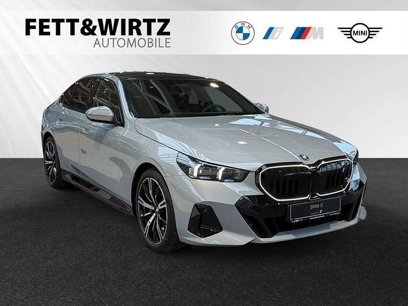 Brooklyn grau metallic Neu 2025 BMW i5 M Sport Limousine | 72.190 € (Guter Preis) - Bild 1/3